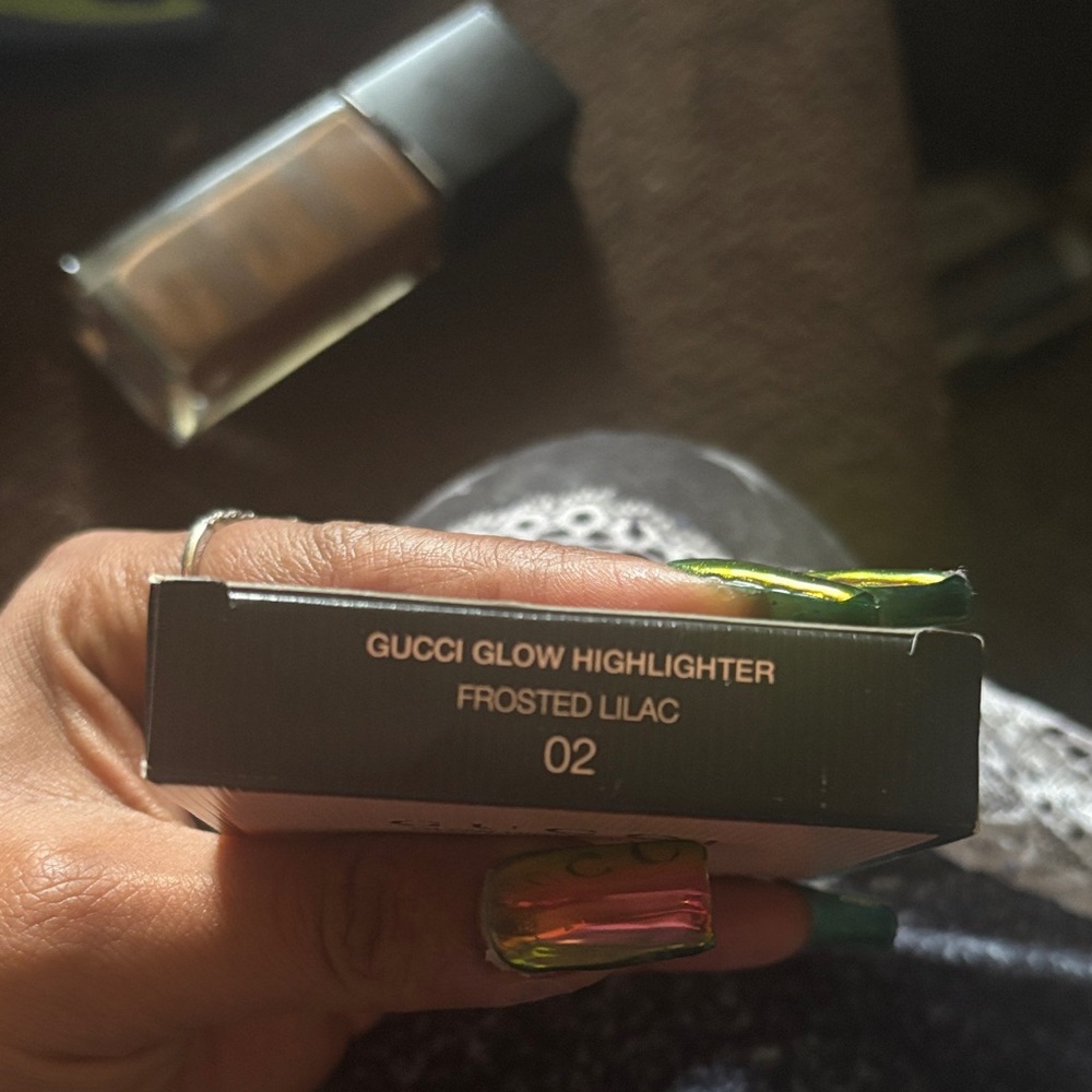 Gucci Glow Highlighter in Black and White - Picture 2 of 4